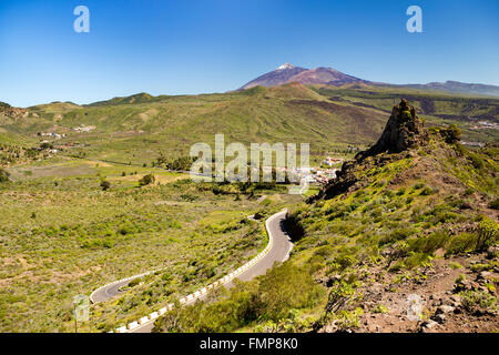 Vista su Santiago del Teide al Monte Teide come visto da Degollada de Cherfe, Tenerife, Isole Canarie, Spagna Foto Stock