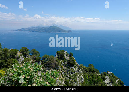 Vista dal parco sulla Costiera Amalfitana, Villa Astarita, Isola di Capri e il golfo di Napoli, campania, Italy Foto Stock