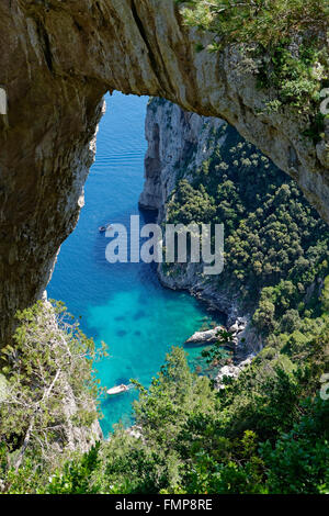 Arco Naturale, l'isola di Capri e il golfo di Napoli, campania, Italy Foto Stock