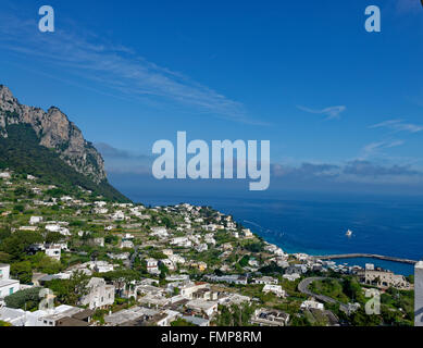 Vista dalla Piazza Umberto sulla Marina Grande e Monte Solero, Isola di Capri e il golfo di Napoli, campania, Italy Foto Stock