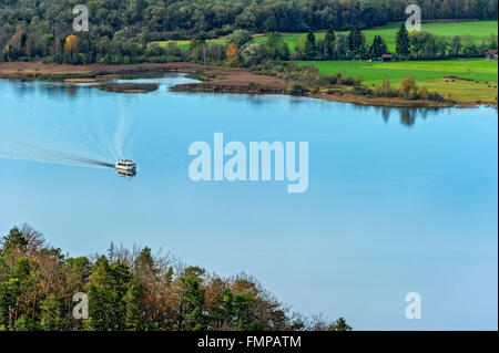 Affacciato sul lago di Kochel con nave passeggeri Herzogstand, Loisach-Kochelsee-Moor, Alta Baviera, Baviera, Germania Foto Stock