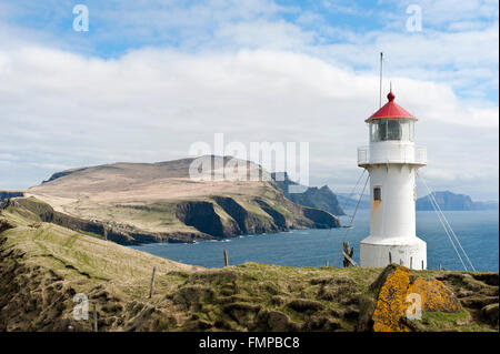 Cliff, bianco faro, Mykineshólmur isola, Mykines, Atlantico, Isole Faerøer, Føroyar, Danimarca Foto Stock