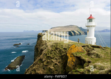 Cliff, bianco faro, Mykineshólmur isola, Mykines, Atlantico, Isole Faerøer, Føroyar, Danimarca Foto Stock