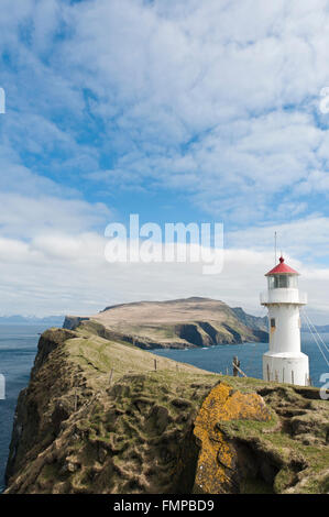 Cliff, bianco faro, Mykineshólmur isola, Mykines, Atlantico, Isole Faerøer, Føroyar, Danimarca Foto Stock