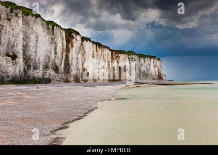 Nuvole temporalesche su chalk scogliere sulla costa vicino a Saint-Valery-en-Caux, dipartimento Seine-Maritime, Normandia, Francia Foto Stock