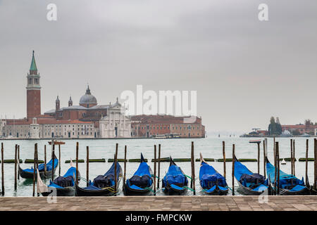 Vista dell'Isola di San Giorgio Maggiore, in primo piano il blu delle gondole, Venezia, Italia Foto Stock