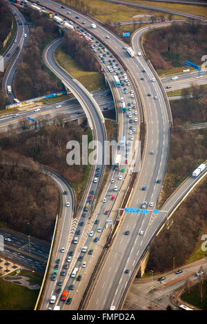 Il traffico e la congestione sull'autostrada A42, le infrastrutture di trasporto, Duisburg, distretto della Ruhr, Nord Reno-Westfalia, Germania Foto Stock