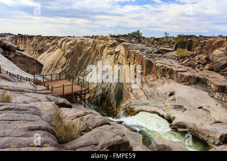 Piattaforma di visitatori al Augrabies Falls, bordo arancio river, Northern Cape, Namibia, Sud Africa Foto Stock