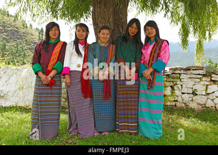 Giovani donne che indossano colorati abiti di Kira, Paro distretto, Bhutan Foto Stock