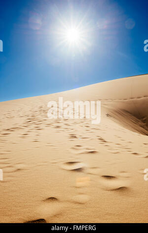 Piedi stampe conducono attraverso la valle di Eureka dune di sabbia nel Parco Nazionale della Valle della Morte, California Foto Stock