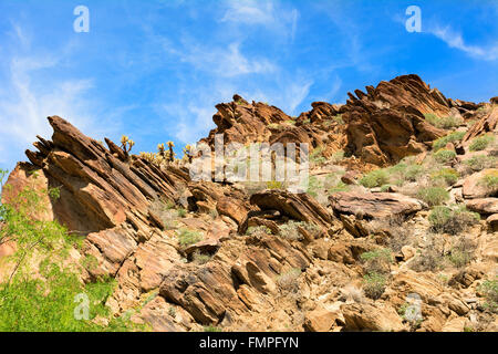 Vista panoramica di un robusto, montagne rocciose incorniciato contro un cielo blu. Foto Stock