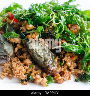 Secolo fritto uovo con croccante di basilico santo Foto Stock