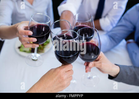 Mani tostatura di bicchieri di vino Foto Stock