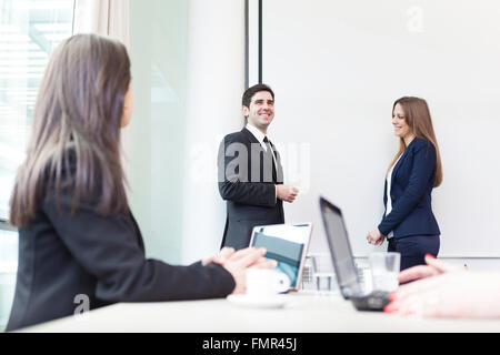 La gente di affari discutere le idee alla riunione Foto Stock