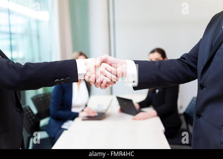 La gente di affari si stringono la mano in ufficio, finitura di una riunione Foto Stock