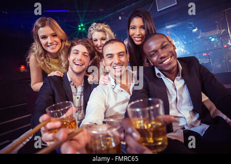 Happy amici con in mano un bicchiere di alcool Foto Stock