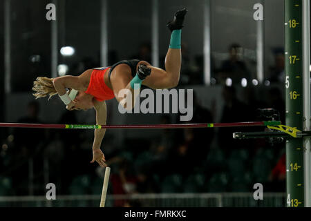 Marzo 12, 2016 - SANDI MORRIS cancella una altezza in campo femminile pole vault durante il 2016 USATF campionati al coperto presso il Centro Congressi di Portland, Oregon, il 12 marzo 2016. Foto di David Blair © David Blair/ZUMA filo/Alamy Live News Foto Stock