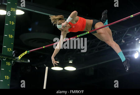 Marzo 12, 2016 - SANDI MORRIS cancella un altezza di vincere la donna della pole vault durante il 2016 USATF campionati al coperto presso il Centro Congressi di Portland, Oregon, il 12 marzo 2016. Foto di David Blair © David Blair/ZUMA filo/Alamy Live News Foto Stock