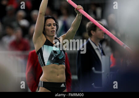 Marzo 12, 2016 - JENNIFER SUHR si prepara per una volta durante la donna della pole vault durante il 2016 USATF campionati al coperto presso il Centro Congressi di Portland, Oregon, il 12 marzo 2016. Foto di David Blair © David Blair/ZUMA filo/Alamy Live News Foto Stock