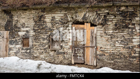 Vecchia porta di legno in costruzione in pietra a Tallinn in Estonia Foto Stock