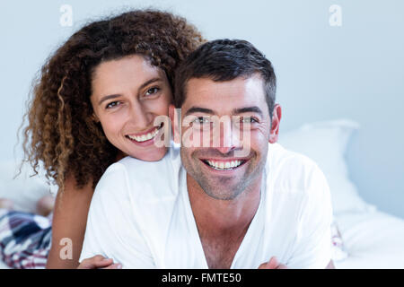 Ritratto di felice coppia giacente sul letto Foto Stock