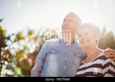 Vista frontale di felice coppia senior Foto Stock