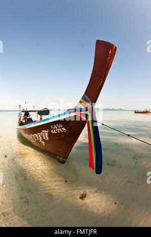 Barca dalla coda lunga attesa per client in Thailandia Foto Stock