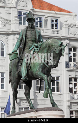 Statua equestre dal 1866 di King Pedro IV in sella ad un cavallo e tenendo la costituzione, Porto, Portogallo Foto Stock