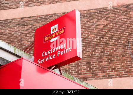 Segno per il servizio clienti di un punto in un Royal Mail regionale ufficio di smistamento. Foto Stock