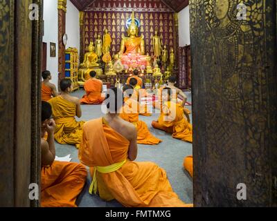 Luang Prabang, Luang Prabang, Laos. Xii Mar, 2016. I monaci buddisti in una meditazione e il canto servizio nel tempio di Luang Prabang. Luang Prabang è stato chiamato un Sito Patrimonio Mondiale dell'UNESCO nel 1995. Spostare la salvò la città coloniale di architettura ma l'esplosione del turismo di massa ha preso un pedaggio sulla città la sua anima. Secondo uno studio recente, un piccolo appezzamento di terra che venduto per $ 8.000 tre anni fa ora va per $120.000. Molti residenti di lungo periodo sono in vendita le loro case e la loro movimentazione a piccoli sviluppi intorno alla città. Le vecchie case sono poi convertite in pensioni, ristoranti e Foto Stock