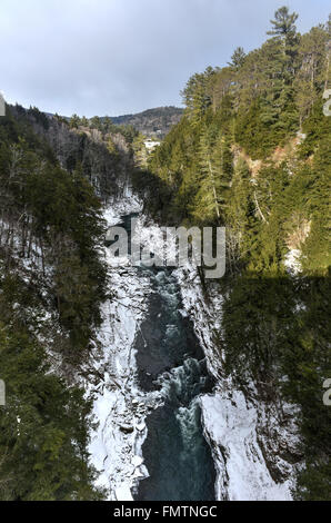 Quechee Gorge e fiume nel Vermont durante l'inverno. Foto Stock