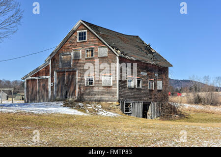 Abbandonata e crolli agriturismo a Rutland, Vermont in inverno. Foto Stock