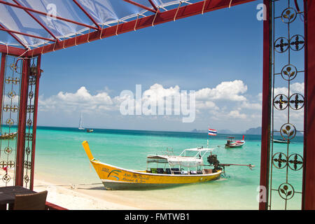 Barca dalla coda lunga attesa per client in Thailandia Foto Stock