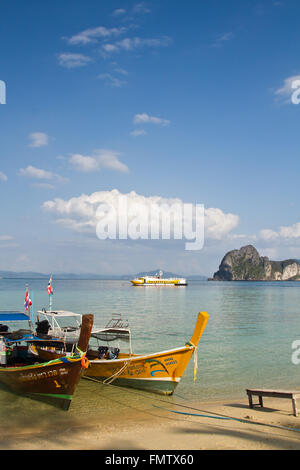 Barca dalla coda lunga attesa per client in Thailandia Foto Stock