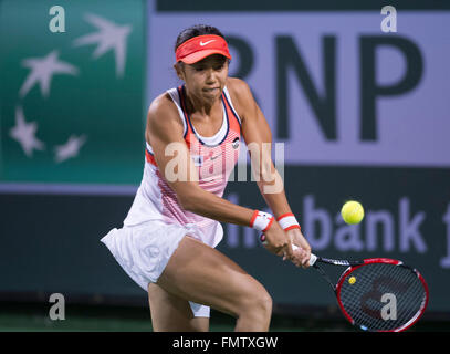 Indian Wells, California, Stati Uniti d'America. Xii Mar, 2016. Zhang Shuai della Cina restituisce la sfera durante il secondo turno di donne singoli match contro Caroline WOZNIACKI della Danimarca in merito al BNP Paribas Open tennis presso l'Indian Wells Tennis Garden di Indian Wells, California, negli Stati Uniti il 12 marzo 2016. Zhang Shuai ha vinto 2-1. © Yang Lei/Xinhua/Alamy Live News Foto Stock