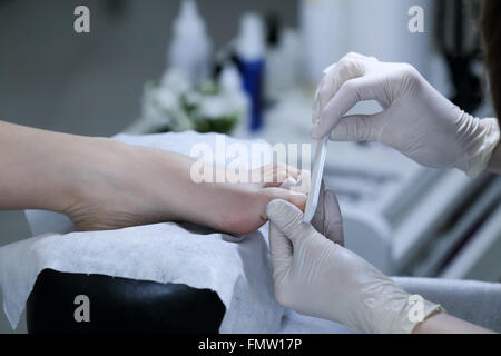 Close-up del processo pedicure in salone Foto Stock