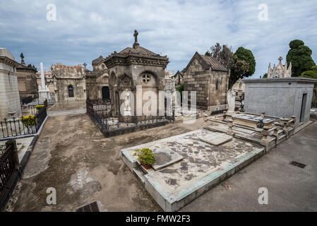 Tombe a Poblenou cimitero - Cementiri de l'Est (EST cimitero) in Barcellona, Spagna Foto Stock