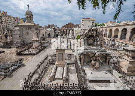 Graves al Poblenou cimitero - Cementiri de l'Est (EST cimitero) in Barcellona, Spagna Foto Stock