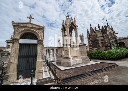 Tombe a Poblenou cimitero - Cementiri de l'Est (EST cimitero) in Barcellona, Spagna Foto Stock