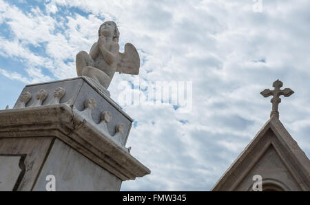 Grave la scultura a Poblenou cimitero - Cementiri de l'Est (EST cimitero) in Barcellona, Spagna Foto Stock