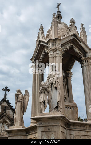 Tombe a Poblenou cimitero - Cementiri de l'Est (EST cimitero) in Barcellona, Spagna Foto Stock