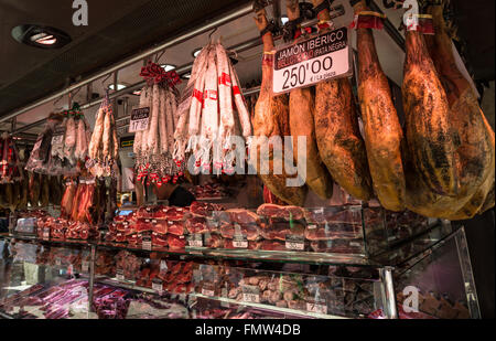 Jamon iberico (prosciutto iberico) al Mercat de Sant Josep de la Boqueria - famoso mercato pubblico, Ciutat Vella, Barcelona, Spagna Foto Stock