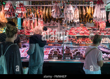 Negozio di carne con prosciutto secco-prosciutto crudo al Mercat de Sant Josep de la Boqueria - famoso mercato pubblico, Barcellona, Spagna Foto Stock