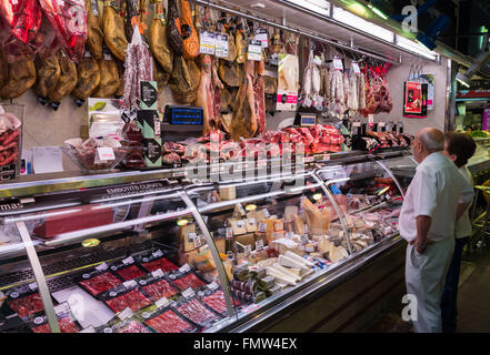 Negozio di carne con prosciutto secco-prosciutto crudo al Mercat de Sant Josep de la Boqueria - famoso mercato pubblico, Barcellona, Spagna Foto Stock