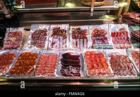 Negozio di carne al Mercat de Sant Josep de la Boqueria - famoso mercato pubblico, Ciutat Vella distretto, Barcellona, Spagna Foto Stock