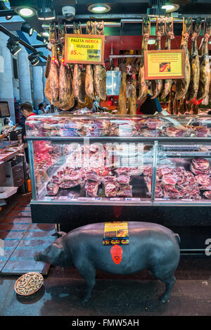 Negozio di carne con prosciutto iberico dry-prosciutto crudo al Mercat de Sant Josep de la Boqueria mercato, Barcellona, Spagna Foto Stock