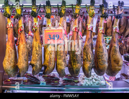 Prosciutto iberico di asciutto-prosciutto crudo al Mercat de Sant Josep de la Boqueria - famoso mercato pubblico, Ciutat Vella, Barcelona, Spagna Foto Stock