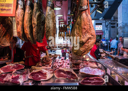 Prosciutto iberico di asciutto-prosciutto crudo al Mercat de Sant Josep de la Boqueria - famoso mercato pubblico, Ciutat Vella, Barcelona, Spagna Foto Stock