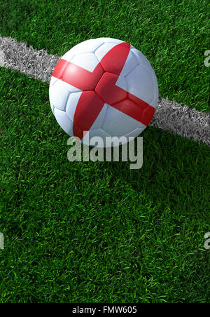 Pallone da calcio e bandiera nazionale di Inghilterra si trova sull'erba verde Foto Stock