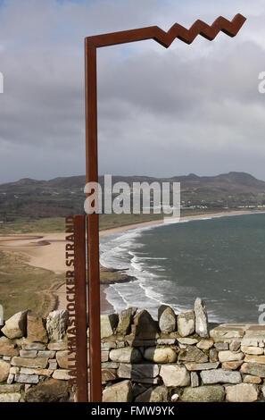 Ballymastocker Strand e Atlantica selvaggia marcatore di modo a Knockalla, County Donegal, Irlanda. Foto Stock